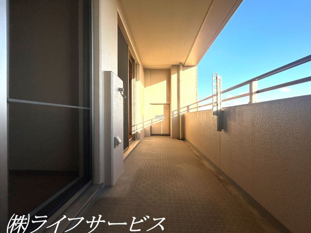 【バルコニー】 | ネバーランド神崎川 | バルコニー／南向きにつき陽当り良好！バルコニーから淀川花火鑑賞できます！（※リフォーム前撮影）