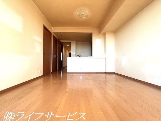 【居間・リビング】 | ネバーランド神崎川 | リビングルーム／南向きにつき陽当り良好！室内リフォーム予定有！ペット飼育可！（※リフォーム前撮影）