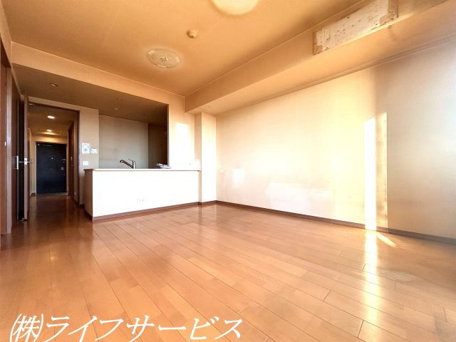 【居間・リビング】 | ネバーランド神崎川 | リビングルーム／南向きにつき陽当り良好！室内リフォーム予定有！ペット飼育可！（※リフォーム前撮影）