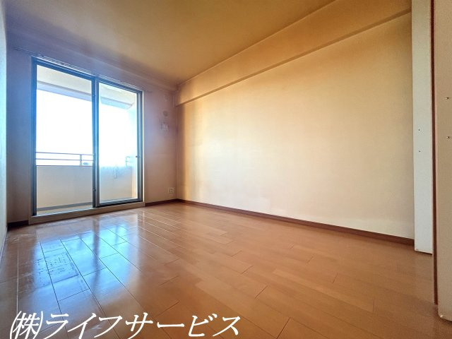 【洋室】 | ネバーランド神崎川 | バルコニー側洋室7.1帖／クローゼットあり！南向きのバルコニーに面した陽当り良好のお部屋です！（※リフォーム前撮影）