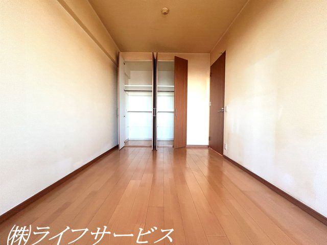 【洋室】 | ネバーランド神崎川 | バルコニー側洋室7.1帖／クローゼットあり！南向きのバルコニーに面した陽当り良好のお部屋です！（※リフォーム前撮影）