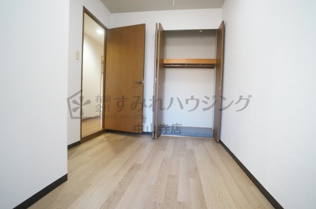 サーパス宝塚の洋室