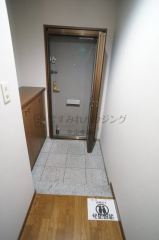 サーパス宝塚の玄関