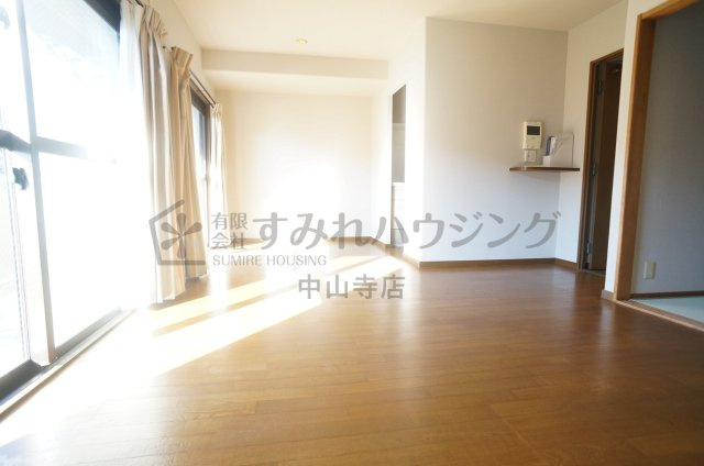 サーパス宝塚の居間・リビング