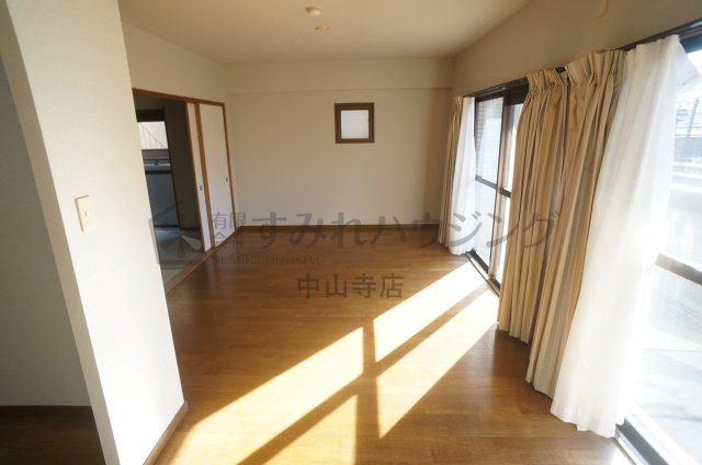 サーパス宝塚の居間・リビング