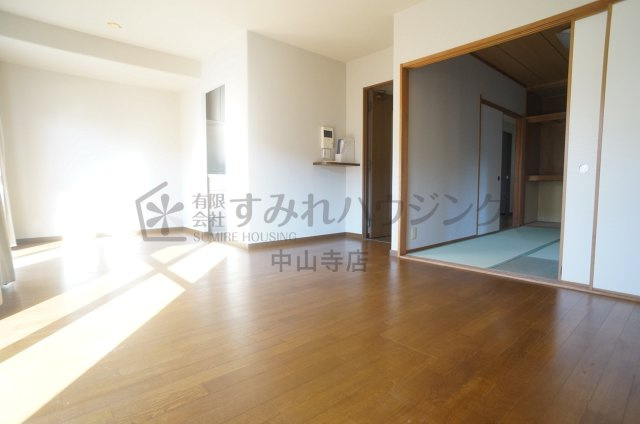 サーパス宝塚の居間・リビング