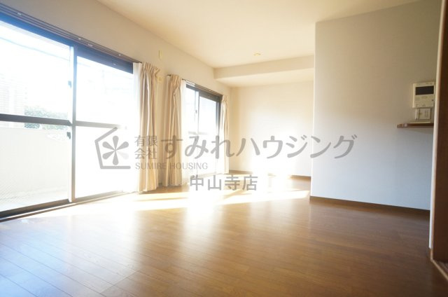 サーパス宝塚の居間・リビング