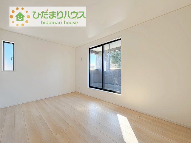 【寝室】 | 土浦市小岩田東第4　新築戸建　2号棟 | 大きなベッドを置いても余裕の広さの主寝室♪