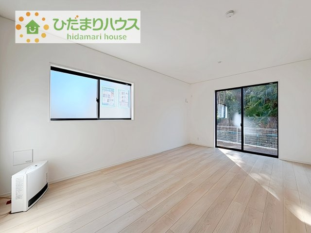 【居間・リビング】 | 土浦市小岩田東第4　新築戸建　2号棟 | お子様が元気に遊べる広々としたリビングです！