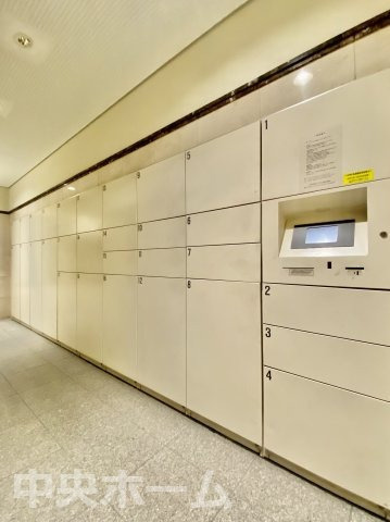 レクセルマンション亀有の設備|【宅配ボックス】在宅時・不在時に関わらず、居住者の代わりに非対面で宅配物を受け取ってくれる便利な設備です。わかりやすくご説明致しますので見学時にはお部屋だけではなく共用部分もぜひチェックしてください。