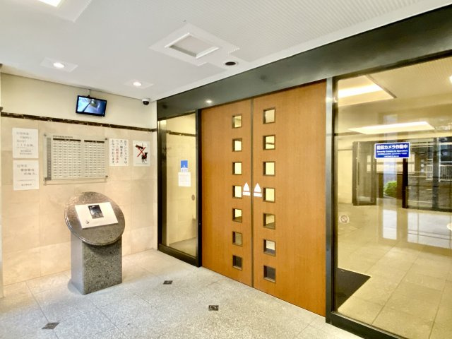 レクセルマンション亀有の防犯設備|【防犯カメラ】何かあった時の大事な証拠になることももちろんなりますが、防犯というくらいですので大事なのは防犯カメラがあることによって抑止力につながることですよね。