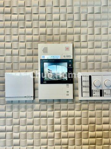 レクセルマンション亀有のセキュリティ|【モニターホン】誰が来たかすぐにわかるカラーモニター付きインターホン。通話ボタンを押すまでは室内の音は漏れていませんので相手を確かめてから応対できます。