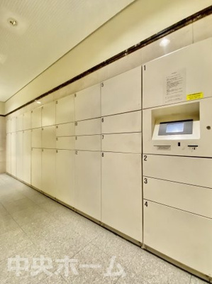 【設備】 | レクセルマンション亀有 | 【宅配ボックス】在宅時・不在時に関わらず、居住者の代わりに非対面で宅配物を受け取ってくれる便利な設備です。わかりやすくご説明致しますので見学時にはお部屋だけではなく共用部分もぜひチェックしてください。