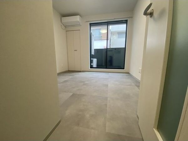 アンビシオン天下茶屋の洋室