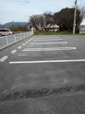 フレグランス幸の駐車場