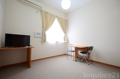 【居間・リビング】 | レオパレス南二条 | 温かみのある色調でリラックスできるお部屋