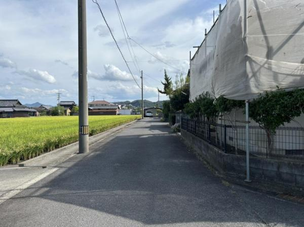 善通寺市木徳町中古戸建の前面道路含む現地写真