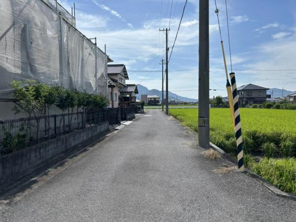 善通寺市木徳町中古戸建の前面道路含む現地写真