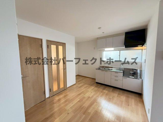 FRONTIER FIELD River Sideの居間・リビング|こちらのリビングで趣味の時間をお楽しみください