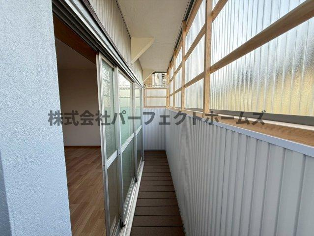 FRONTIER FIELD River Sideのバルコニー|外からの目が気にならないバルコニーで洗濯物が干せます