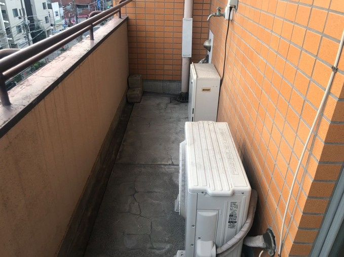 蓮芽ビルのバルコニー