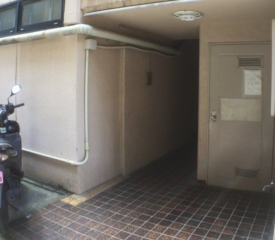 蓮芽ビルのエントランス