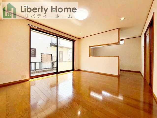 土浦市右籾　中古戸建の居間・リビング