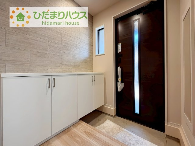 【玄関】 | 守谷市松ケ丘5期　新築戸建　2号棟 | 玄関が広いので親子で並んで仲良く靴が履けますね(^^)/