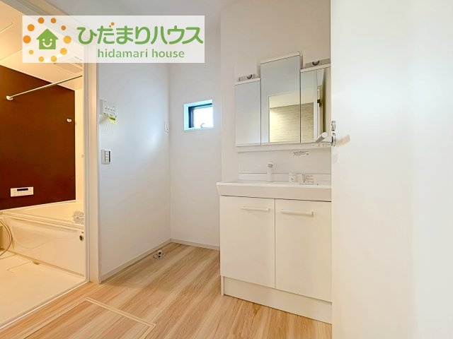 【独立洗面台】 | 守谷市松ケ丘5期　新築戸建　2号棟 | 三面鏡の大きな鏡は憧れます(^^♪
鏡の後ろは収納となっていて、細かいものでも収納できるのでスッキリと整理できます！