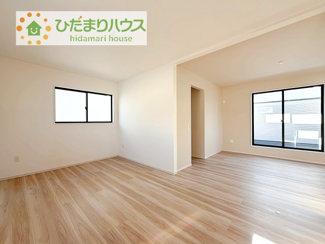 【寝室】 | 守谷市松ケ丘5期　新築戸建　2号棟 | バルコニーに面していて、たっぷり光りの入る明るい主寝室です！