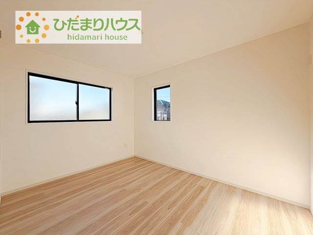 【洋室】 | 守谷市松ケ丘5期　新築戸建　2号棟 | お掃除しやすく、清潔感を保てるのでダニも発生しにくいフローリング♪