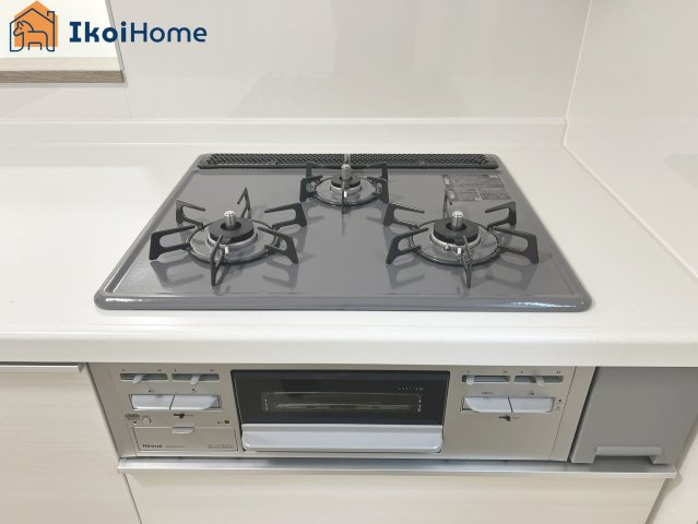 神戸市西区樫野台6丁目　B号棟　新築戸建のキッチン|【ホームページに現地動画掲載中】●年中無休：当日予約可●三口コンロには火口にＳＩセンサーを搭載！