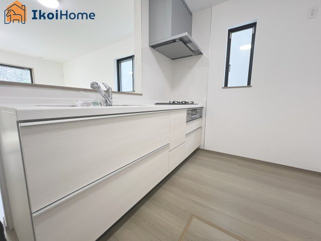 神戸市西区樫野台6丁目　B号棟　新築戸建のキッチン|【ホームページに現地動画掲載中】●年中無休：当日予約可●キッチン同色のカップボードご依頼も承ります