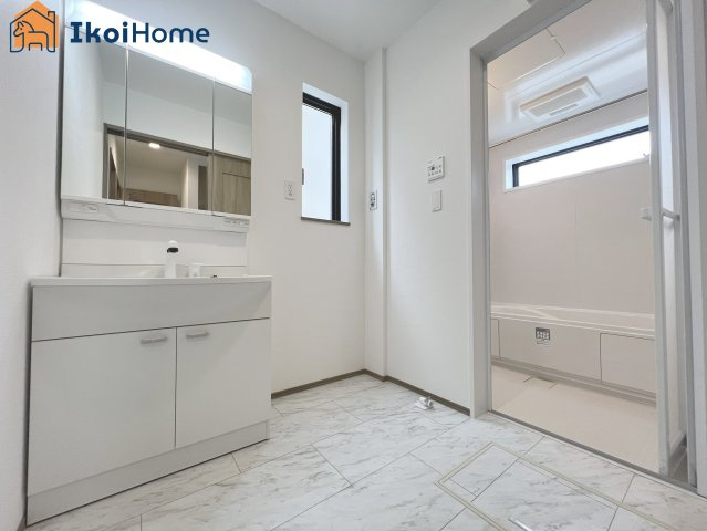 神戸市西区樫野台6丁目　B号棟　新築戸建の洗面所|【ホームページに現地動画掲載中】●年中無休：当日予約可●畳２枚分の一般的な洗面室。小窓もあります！