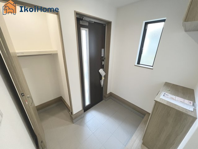 神戸市西区樫野台6丁目　B号棟　新築戸建の玄関|【ホームページに現地動画掲載中】●年中無休：当日予約可●玄関には土間収納がございます。収納豊富です！