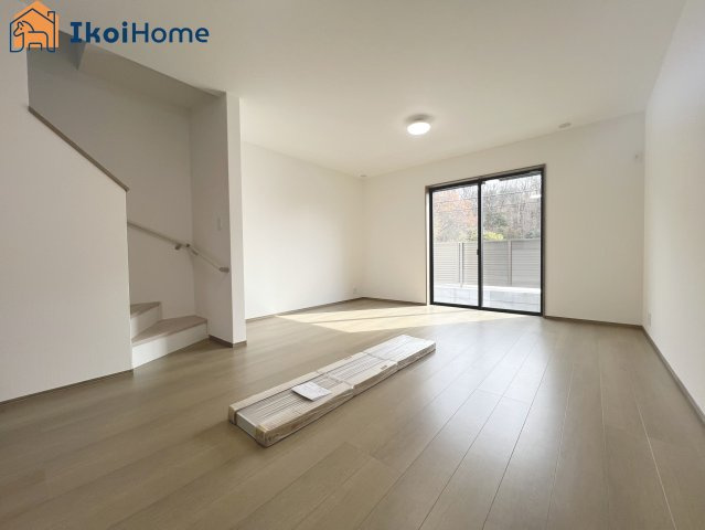 神戸市西区樫野台6丁目　B号棟　新築戸建の居間・リビング|【ホームページに現地動画掲載中】●年中無休：当日予約可●カウンターキッチンからは室内が見渡せます。