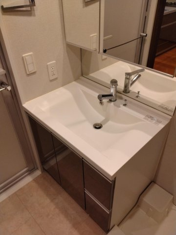 J・ワザック両国の独立洗面台