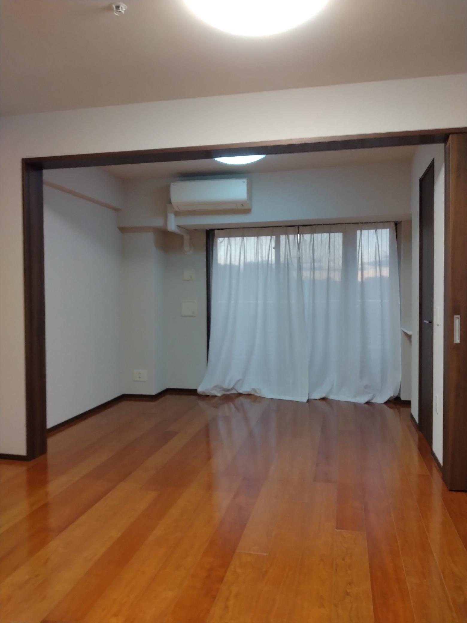 J・ワザック両国の洋室