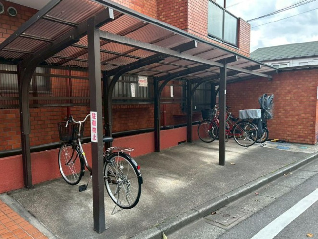【駐輪場】 | キャニオンマンション小豆沢公園 | 屋根付きの駐輪場となっていますので、雨の日でも大切な自転車が濡れずに済みます。