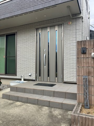 片倉町戸建のエントランス