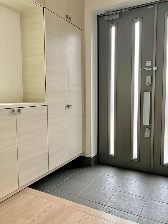 片倉町戸建の玄関