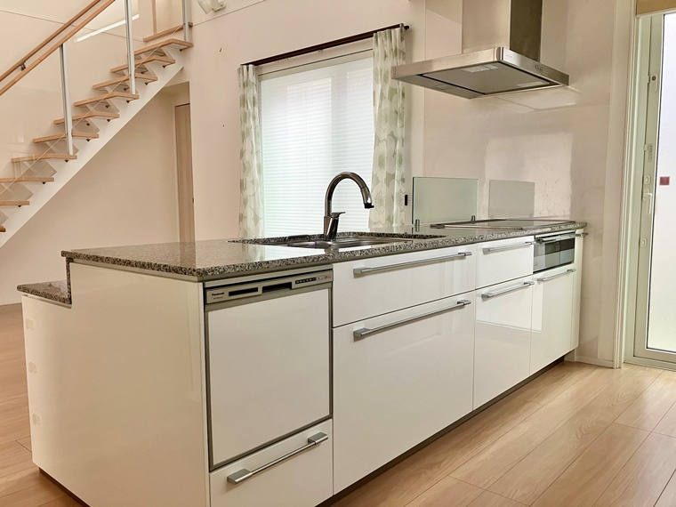 片倉町戸建のキッチン