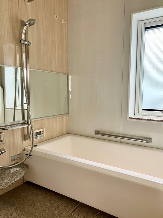 片倉町戸建の浴室