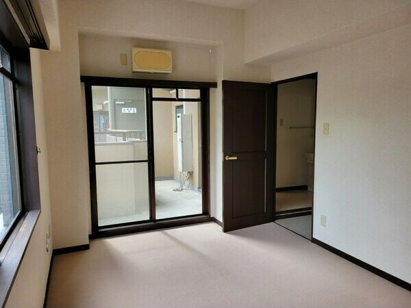 ロイヤルパレス上杉の洋室