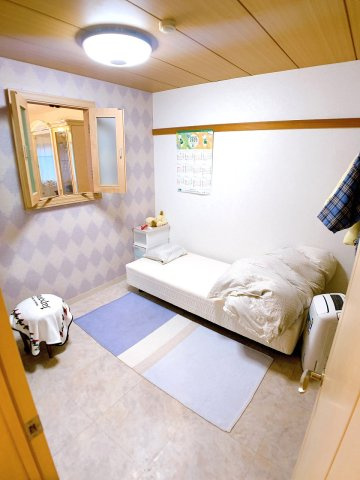 【洋室】 | □■箱根エグゼクティブコート■□ | 6帖の洋室はLDKと繋がった小窓付き♪