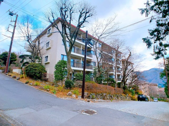 【外観】 | □■箱根エグゼクティブコート■□ | 箱根の山々に囲まれた自然豊かな住環境に佇むリゾートマンション♪