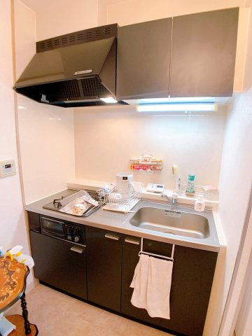 【キッチン】 | □■箱根エグゼクティブコート■□ | 綺麗なシステムキッチンは便利な2口ガスコンロ♪