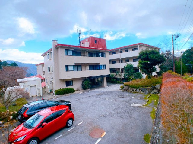 【外観】 | □■箱根エグゼクティブコート■□ | 豊かな緑が広がり四季の移ろいを感じられる環境♪