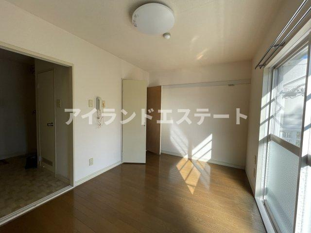 パークサイド駒沢A棟　駒沢公園徒歩圏内　駒澤大学徒歩圏内　3方角部屋の居間・リビング