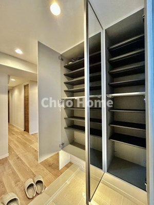 【玄関】 | ダイアパレス猿江恩賜公園 | 【玄関】玄関には大型のシューズクローゼットを設置しておりますのでいつでもスッキリりとした空間を保てます。玄関周りを清潔に使うのはとても大事なことですよね。